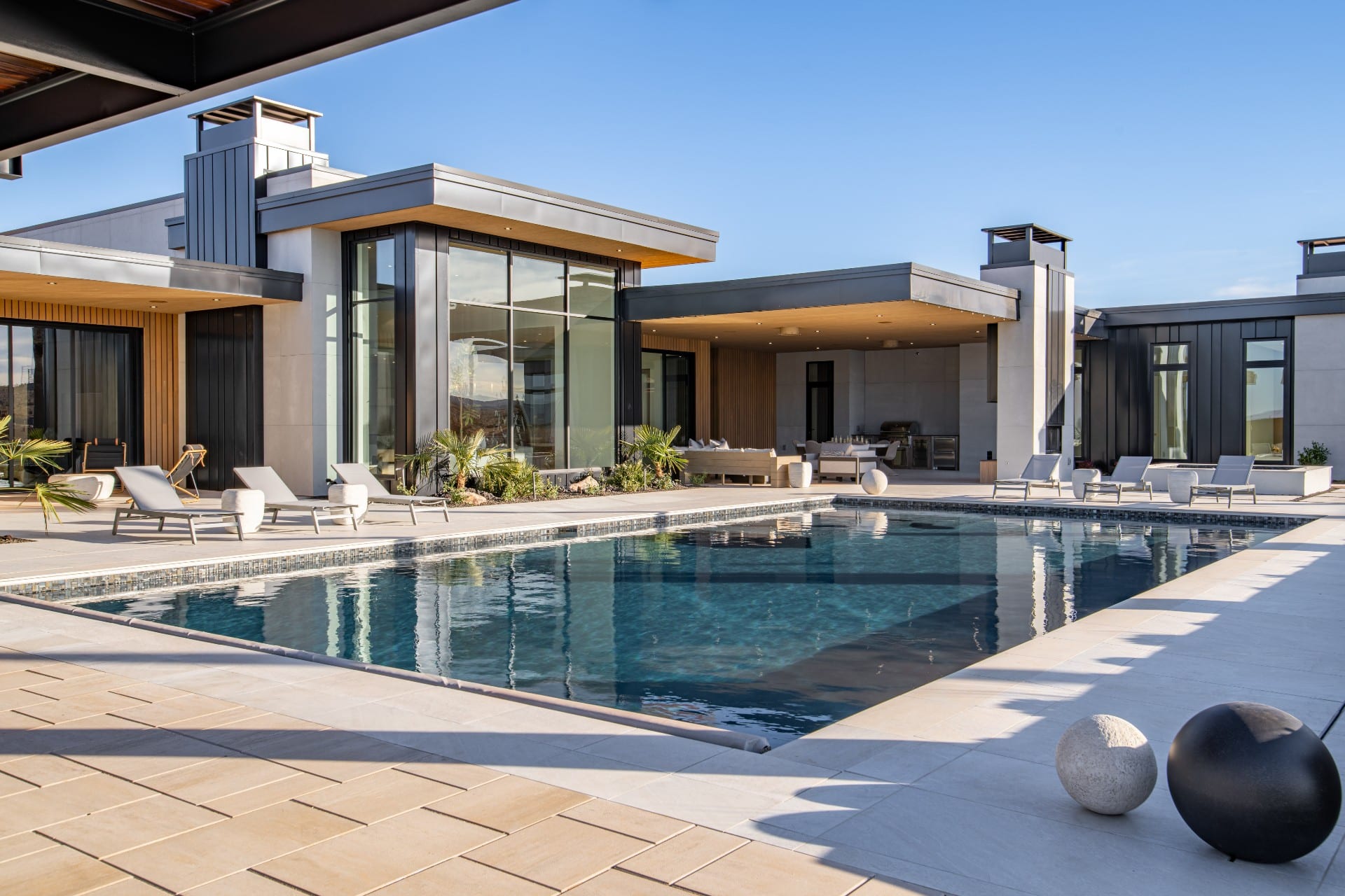 Resort-style pool & courtyard